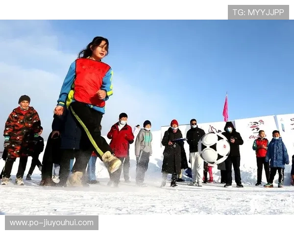 亲子雪地足球趣味挑战赛体验亲子合作与运动乐趣
